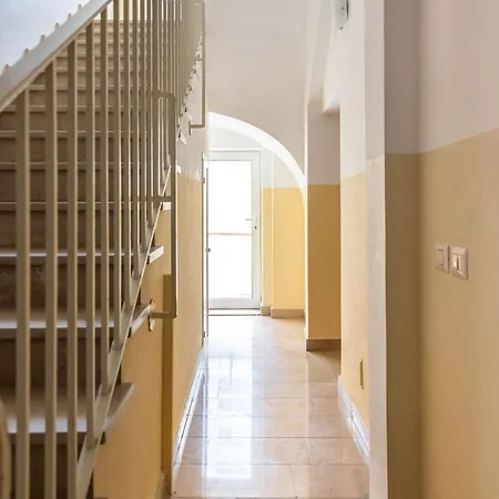 House Mandarino شقة